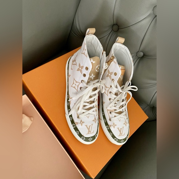 Louis Vuitton - Picture 8 of 12